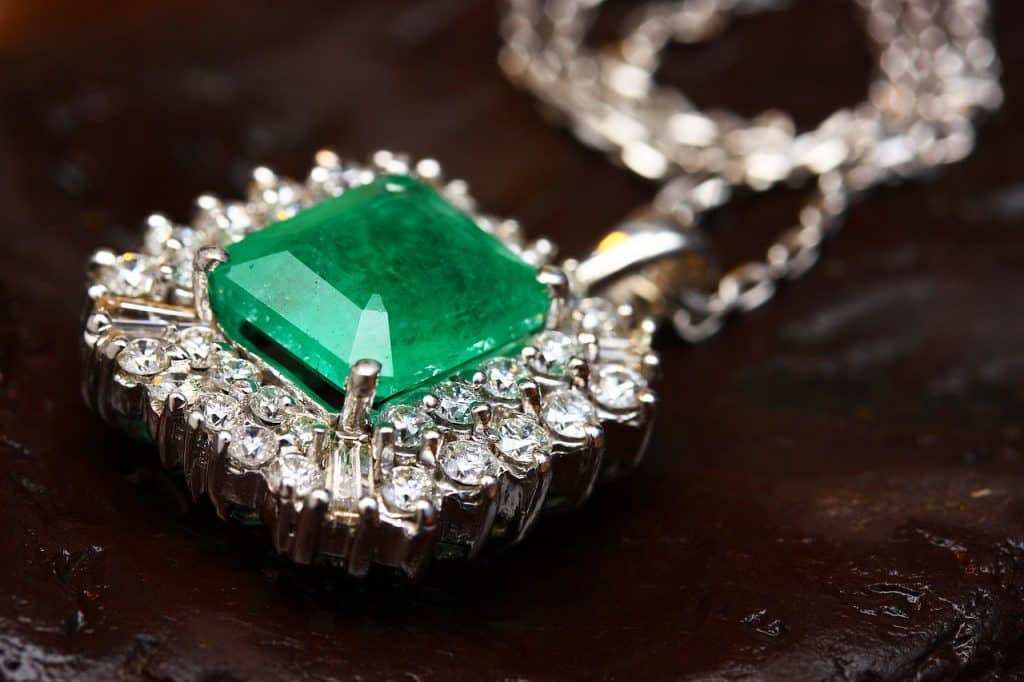 necklace, gift of jewelry, luxury-2405165.jpg