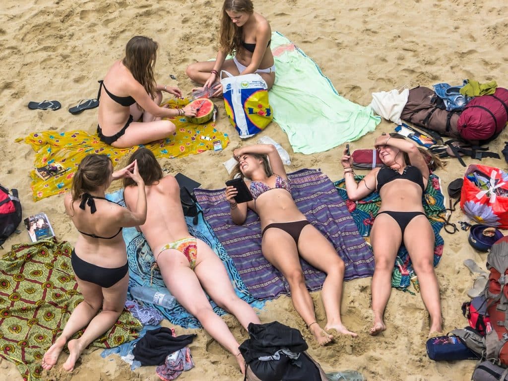 girls, beach, sun-426382.jpg