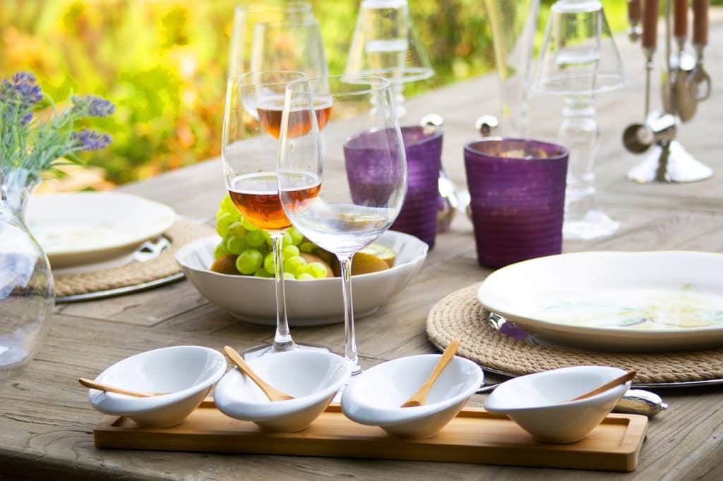 table, wine, invite-2439953.jpg