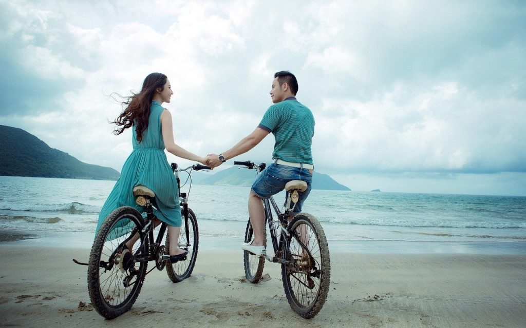 couple, beach, bicycles-955926.jpg