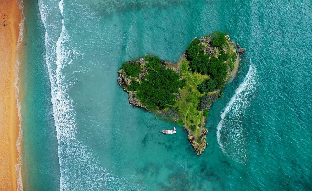 island, heart, ocean-3542290.jpg