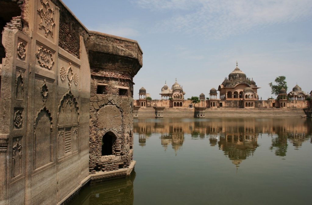 vrindavan_city_ruins_reflection_lake_india-