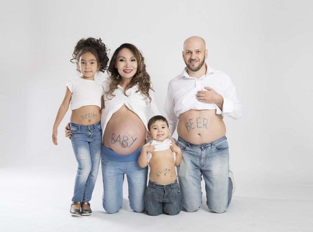 family, expecting third child, pregnant-3427007.jpg